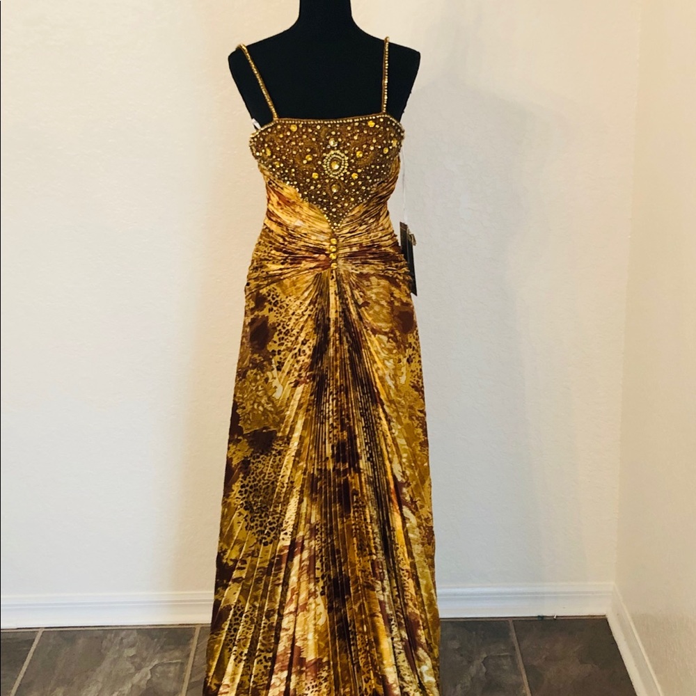 Gown - Picture 2 of 7